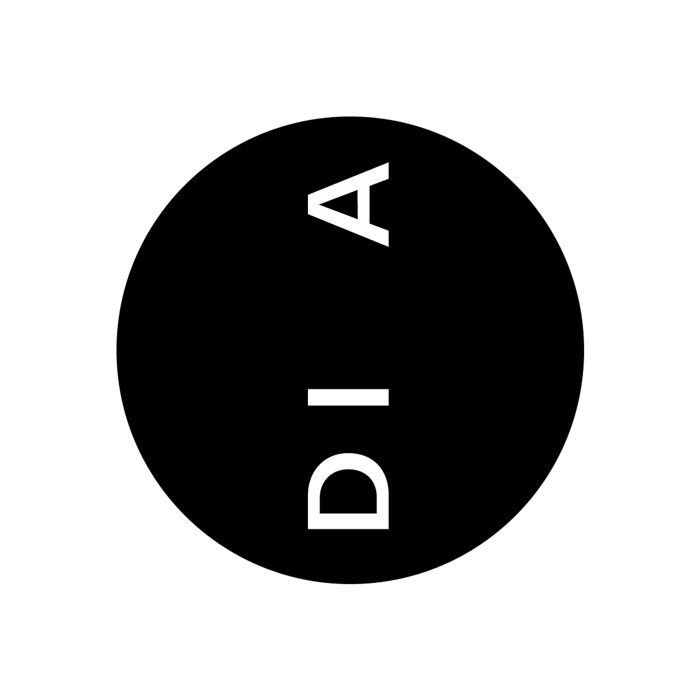 Weißer, moderner Schriftzug „DIA“ auf schwarzem Hintergrund, vertikal angeordnet.