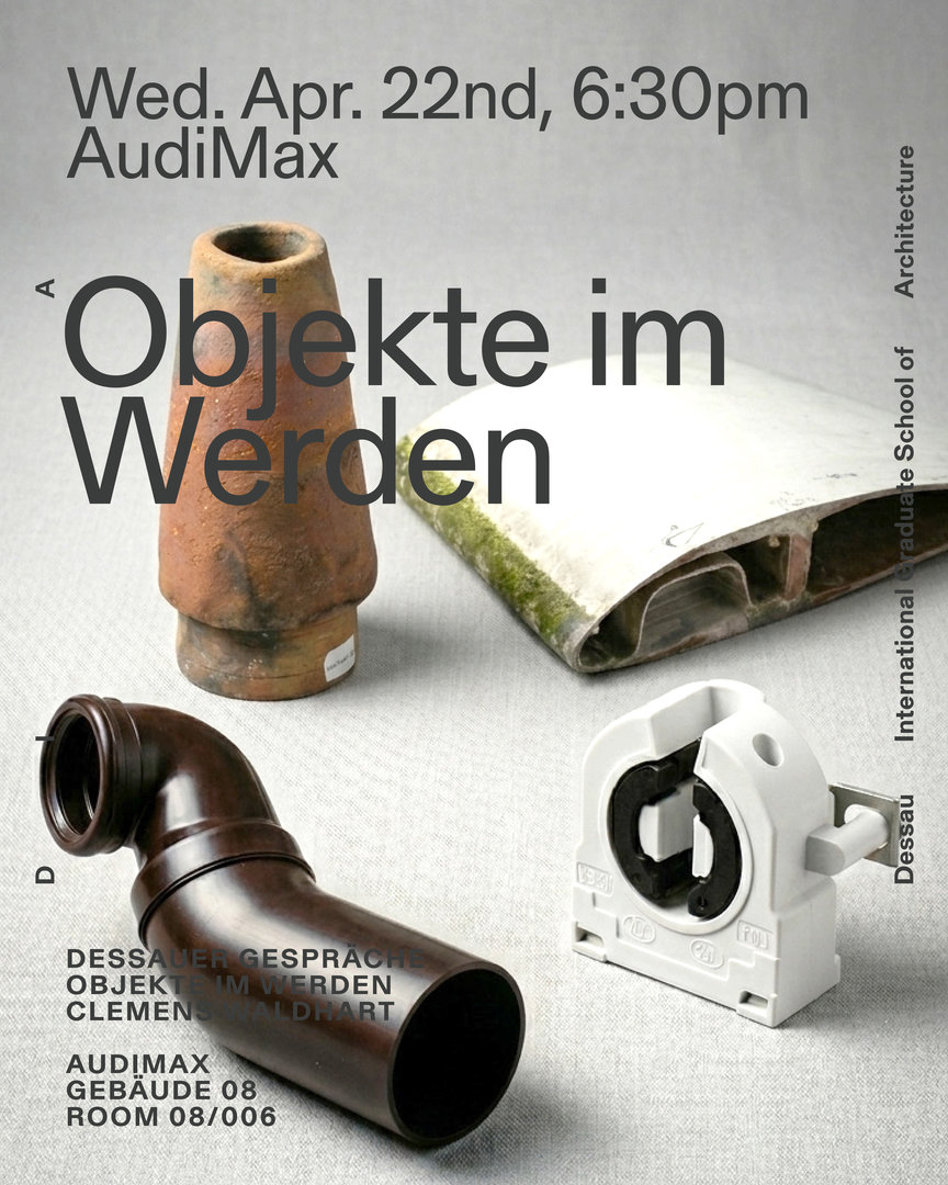 Veranstaltungsposter für „Objekte im Werden“ am 22. April im AudiMax mit Abbildungen von drei Rohren oder Bauteilen in verschiedenen Materialien und Bearbeitungszuständen, darunter ein rohes Tongefäß, ein bearbeitetes Metallrohr und ein weißes Kunststoffbauteil.