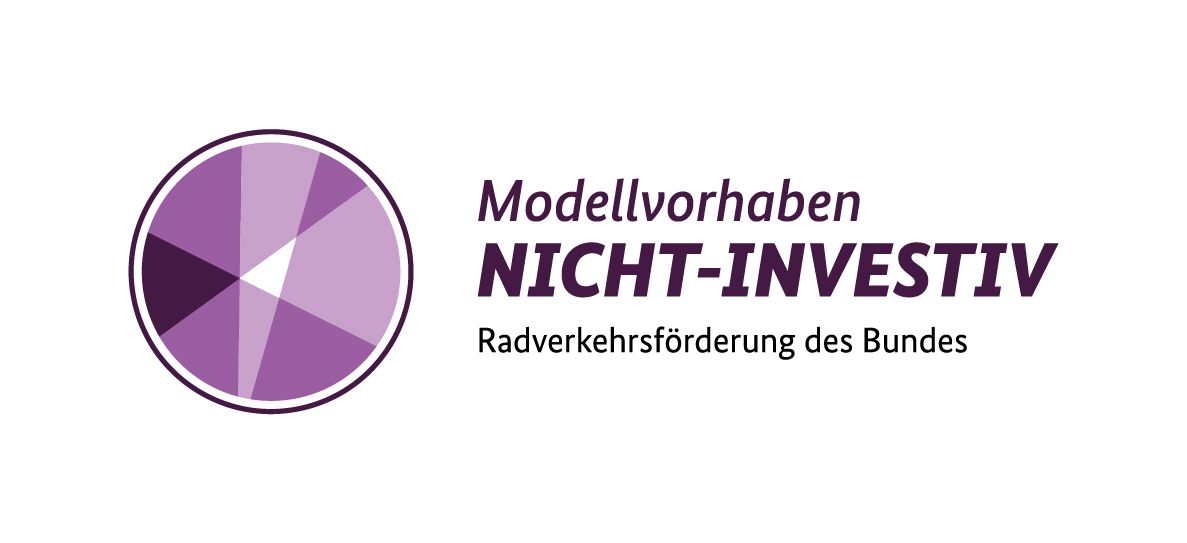 Logo mit einem kreisförmigen, segmentierten Design in Violetttönen, das ein Modellvorhaben der Radverkehrsförderung des Bundes darstellt. Der Text „NICHT-INVESTIV“ ist hervorgehoben.
