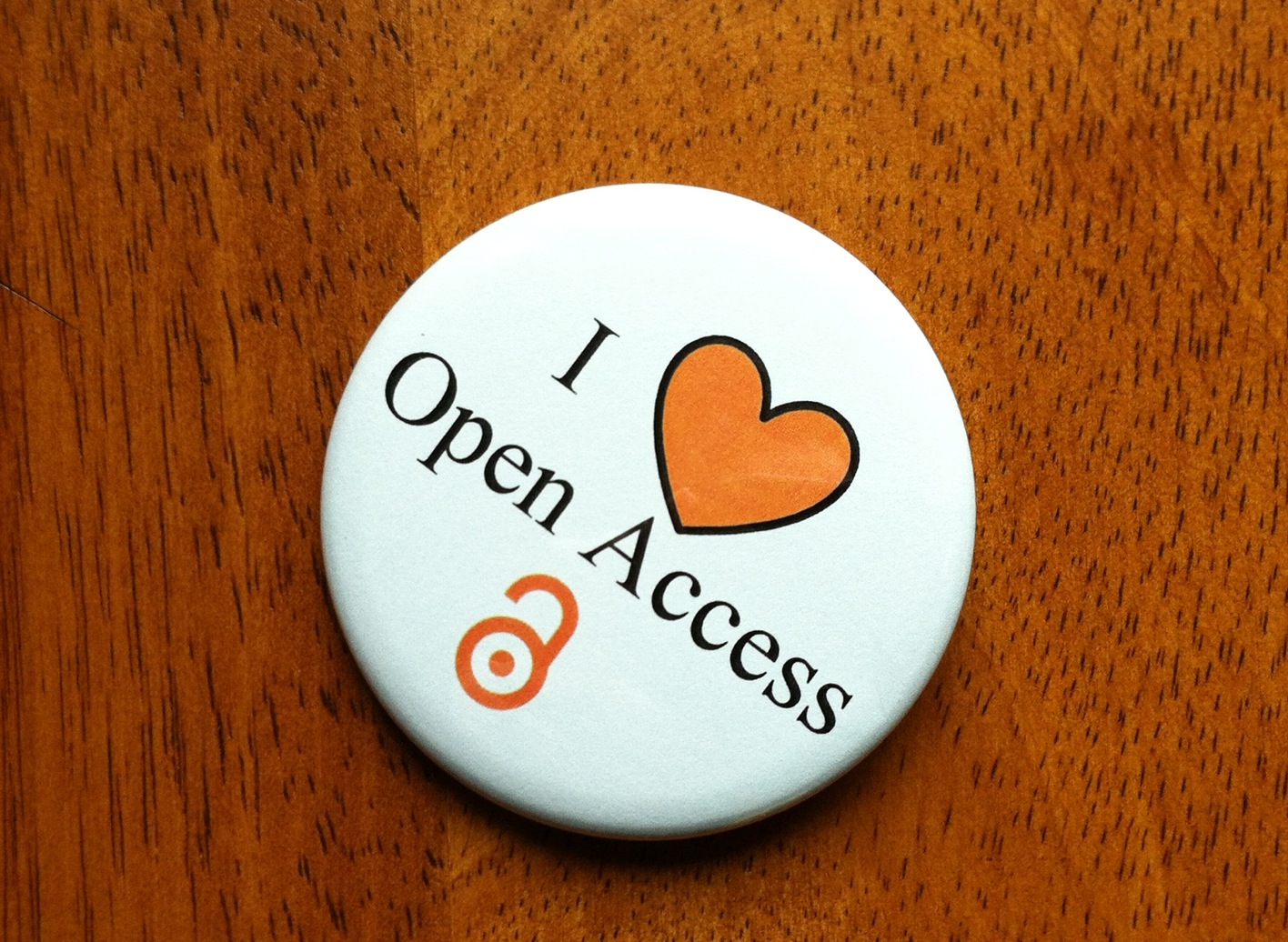 Weiße Knopf mit der Aufschrift „I ❤️ Open Access“ und dem orangefarbenen Herz sowie dem Open-Access-Symbol unten rechts.
