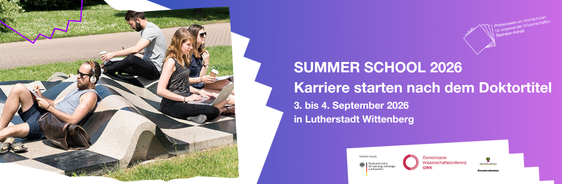 Gruppe von vier Personen entspannt auf einer Wiese sitzend, zwei liegen auf Decken, eine liest, eine andere hört Kopfhörer – Sommer School 2026 zur Karriereplanung nach dem Doktortitel, 3.–4. September 2026 in Lutherstadt Wittenberg.