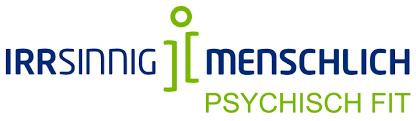 Logo mit dem Schriftzug Irrsinnig Menschlich in zwei Zeilen, wobei „Irrsinnig“ in Dunkelblau und „Menschlich“ in Grün gehalten ist. Darunter steht in Grün der Zusatz „Psychisch Fit“.