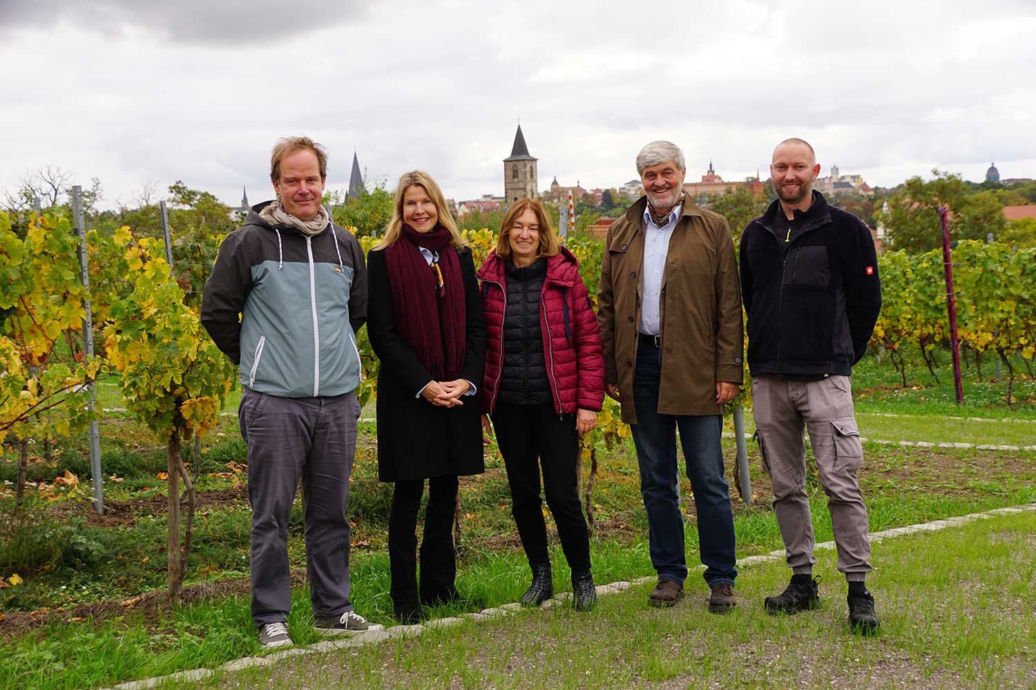 Gruppenfoto des neues Vorstands des Mitteldeutschen Weininstituts auf dem Weinberg "Waladala" in Bernburg