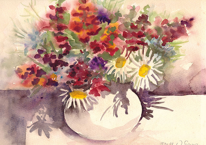 Aquarellgemälde einer Vase mit üppiger Blumenarrangement: große weiße Margeriten mit gelben Zentren, rote und violette Blüten sowie grüne Blätter, alles in weichen, pastelligen Farben.