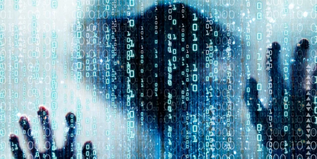 Silhouette einer Person mit Binärcode