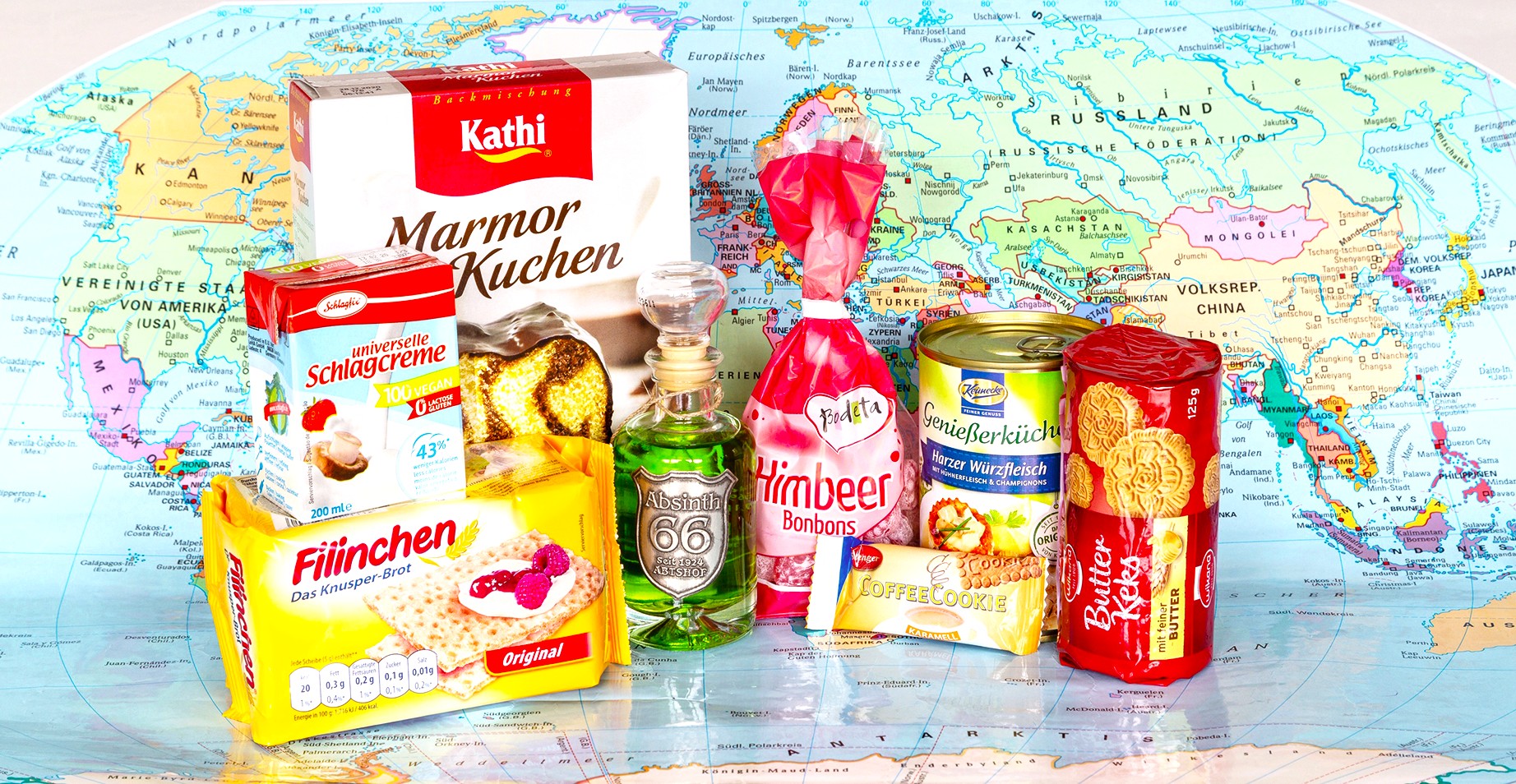 Foto mit verschiedenen Lebensmittelprodukten vor einer Weltkarte weist auf eine Masterarbeit aus dem Studiengang Food and Agribusiness der Hochschule Anhalt hin