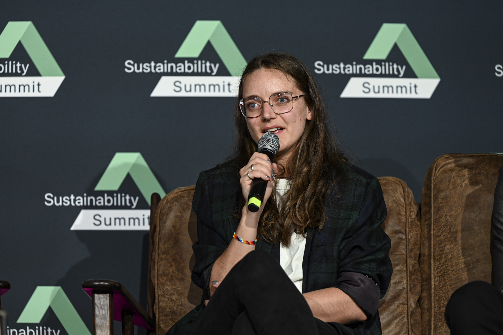 Foto mit Person, die in der Hand ein Mikrofon hält und spricht, zeigt die Promovendin Carolin Rautenberg von der Hochschule Anhalt beim Sustainability Summit