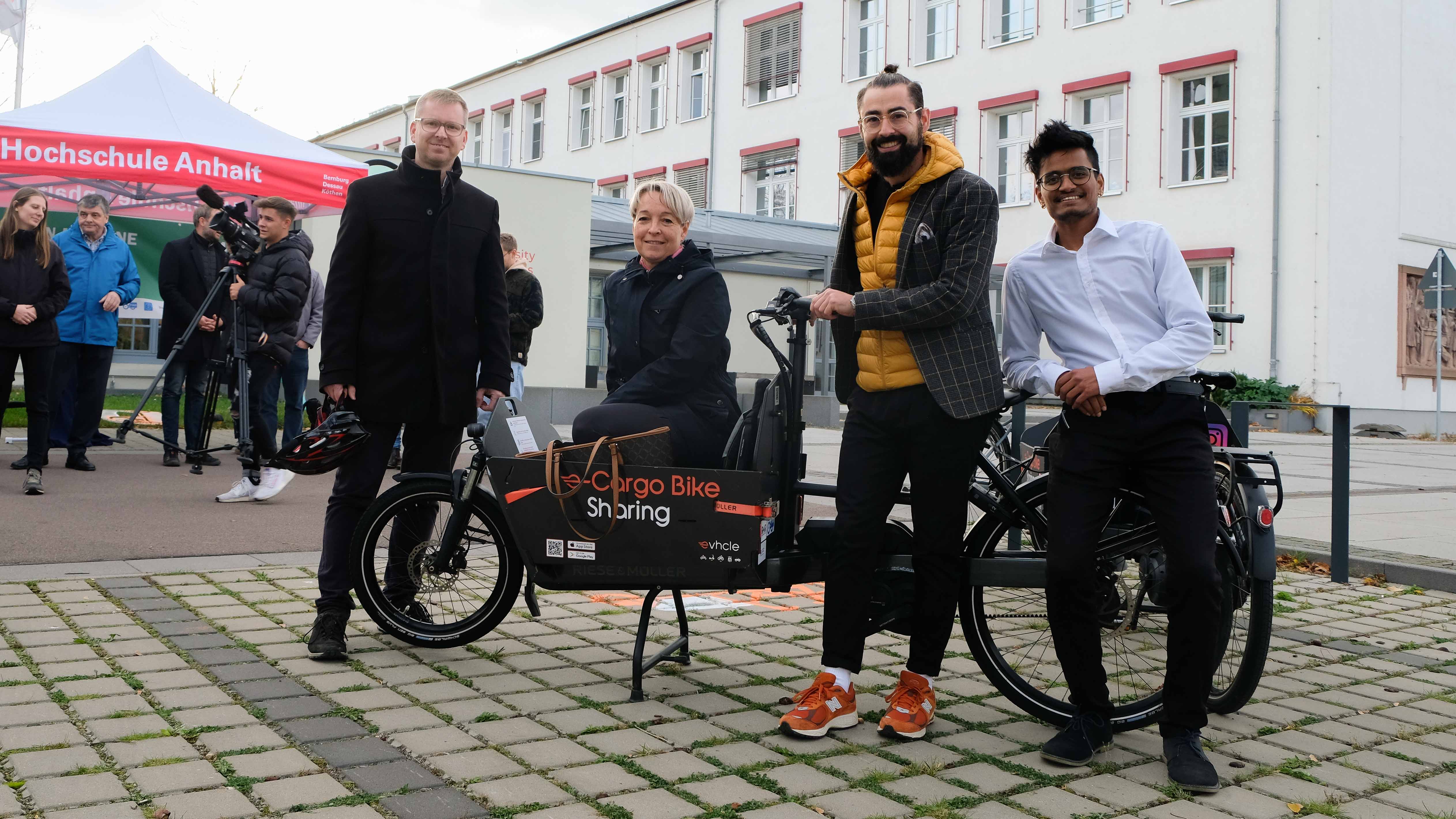 Männer und Frauen vor einem Lastenrad zeigt Team von Prof. Sebastian Trojahn an der Hochschule Anhalt