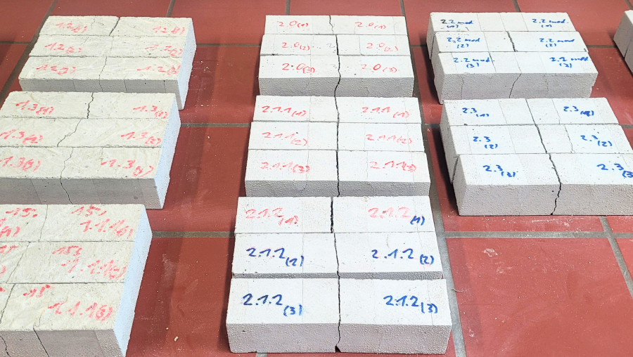 Symbolbild für das Thema nachhaltiger Beton zeigt weiß-graue Quader, die beschriftet sind