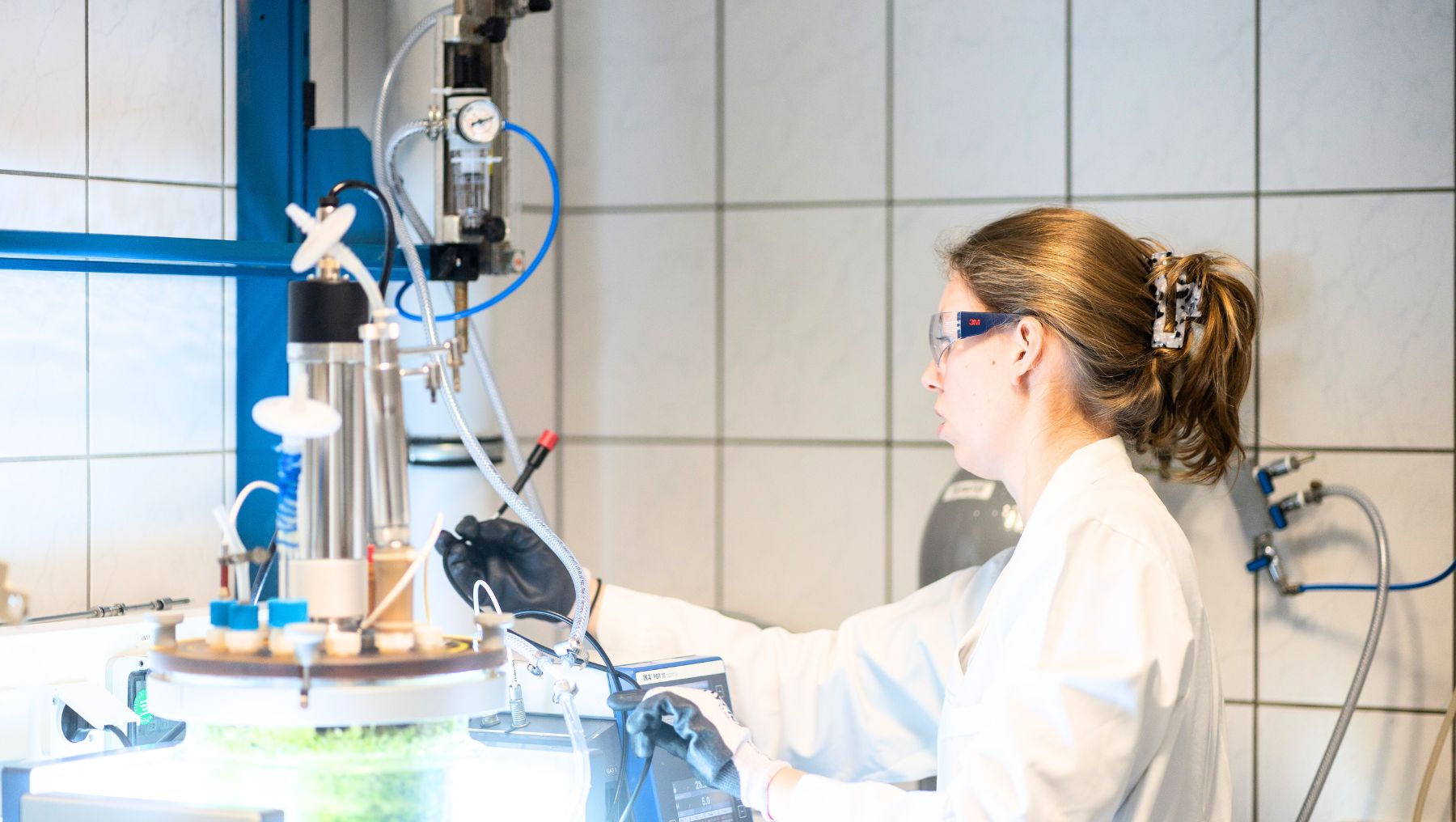 Frau im Labor an technischem Gerät zeigt die Doktorandin Maria Glaubitz von der Hochschule Anhalt