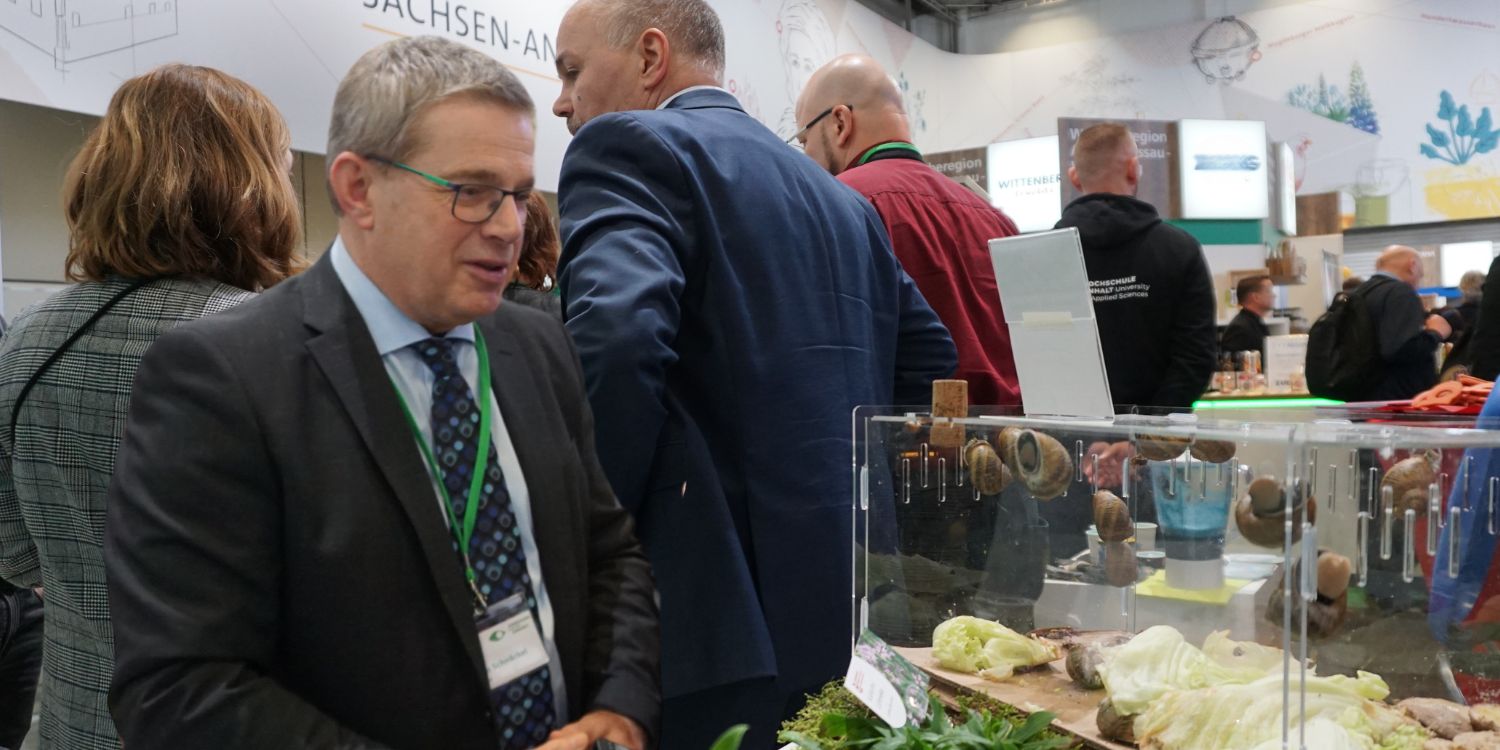 Symbolbild Transformation in der Landwirtschaft: Mann in einer Gruppe zeigt Prof. Wolfram Schnäckel von der Hochschule Anhalt Lebensmitteltechnologie