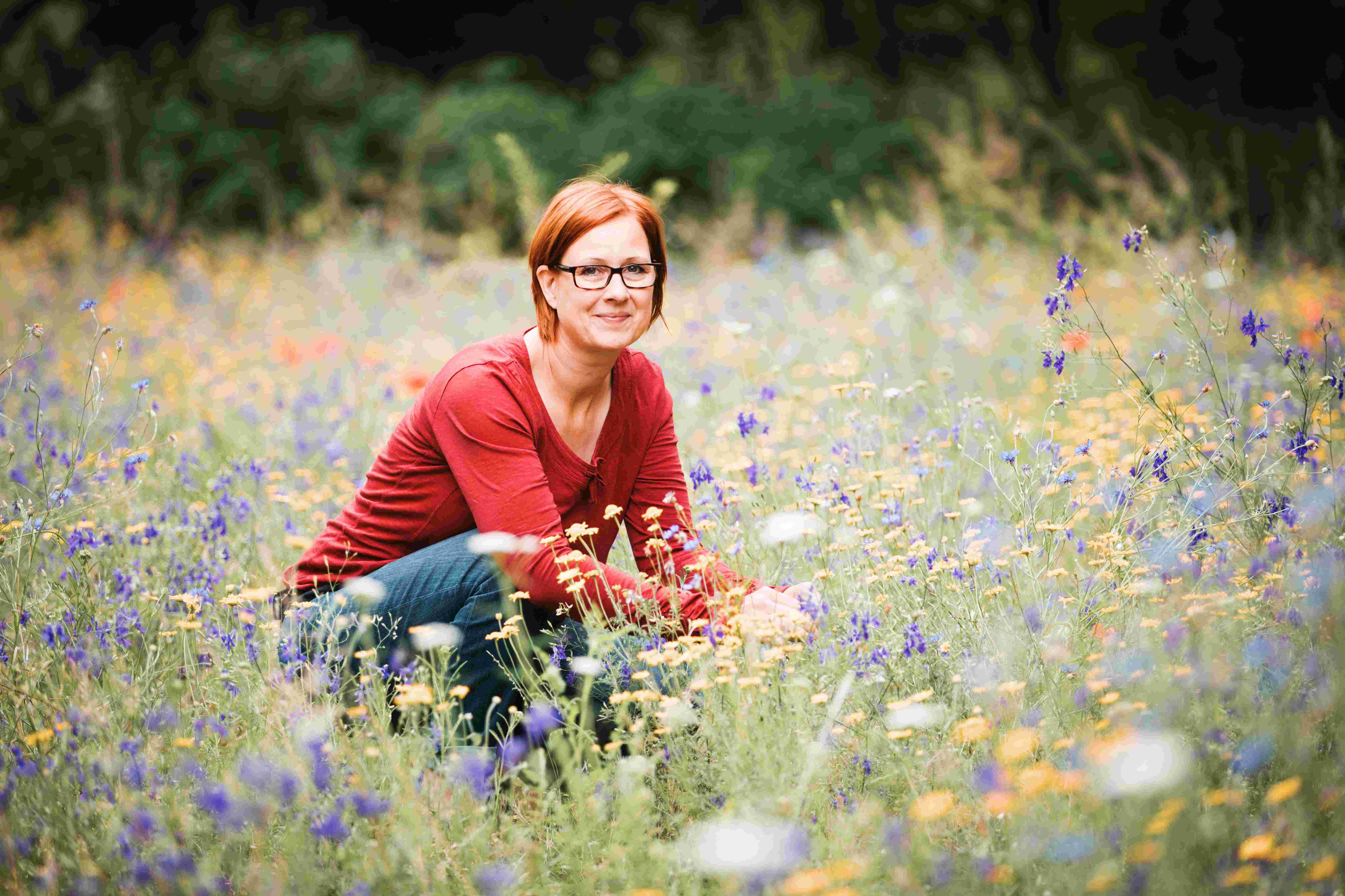 Symbolbild Biodiversität zeigt die Forscherin Sandra Dullau in einer urbanen Blumenwiese