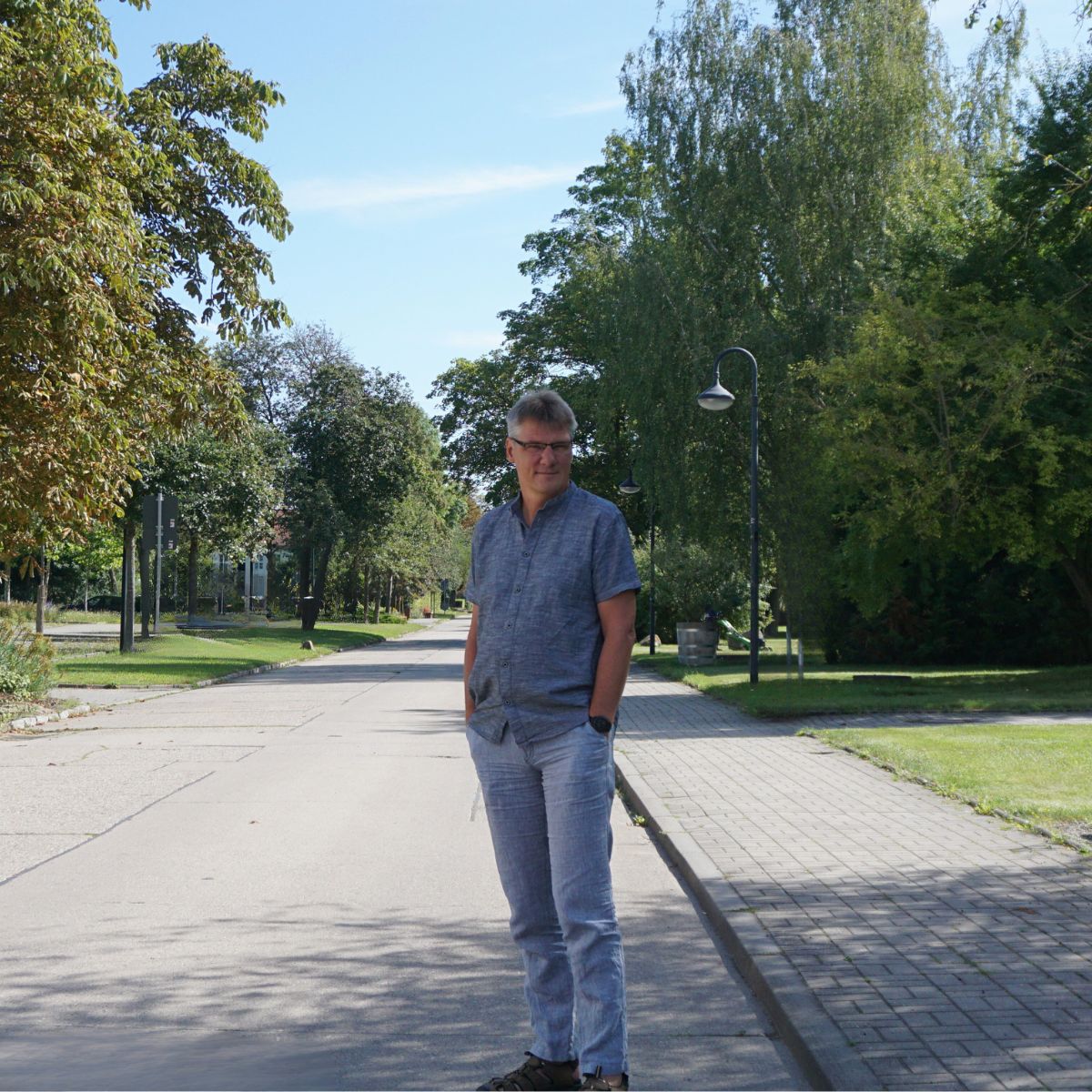 Bild einer Person auf einem Campus-Weg zeigt Prof. Matthias Pietsch von der Hochschule Anhalt