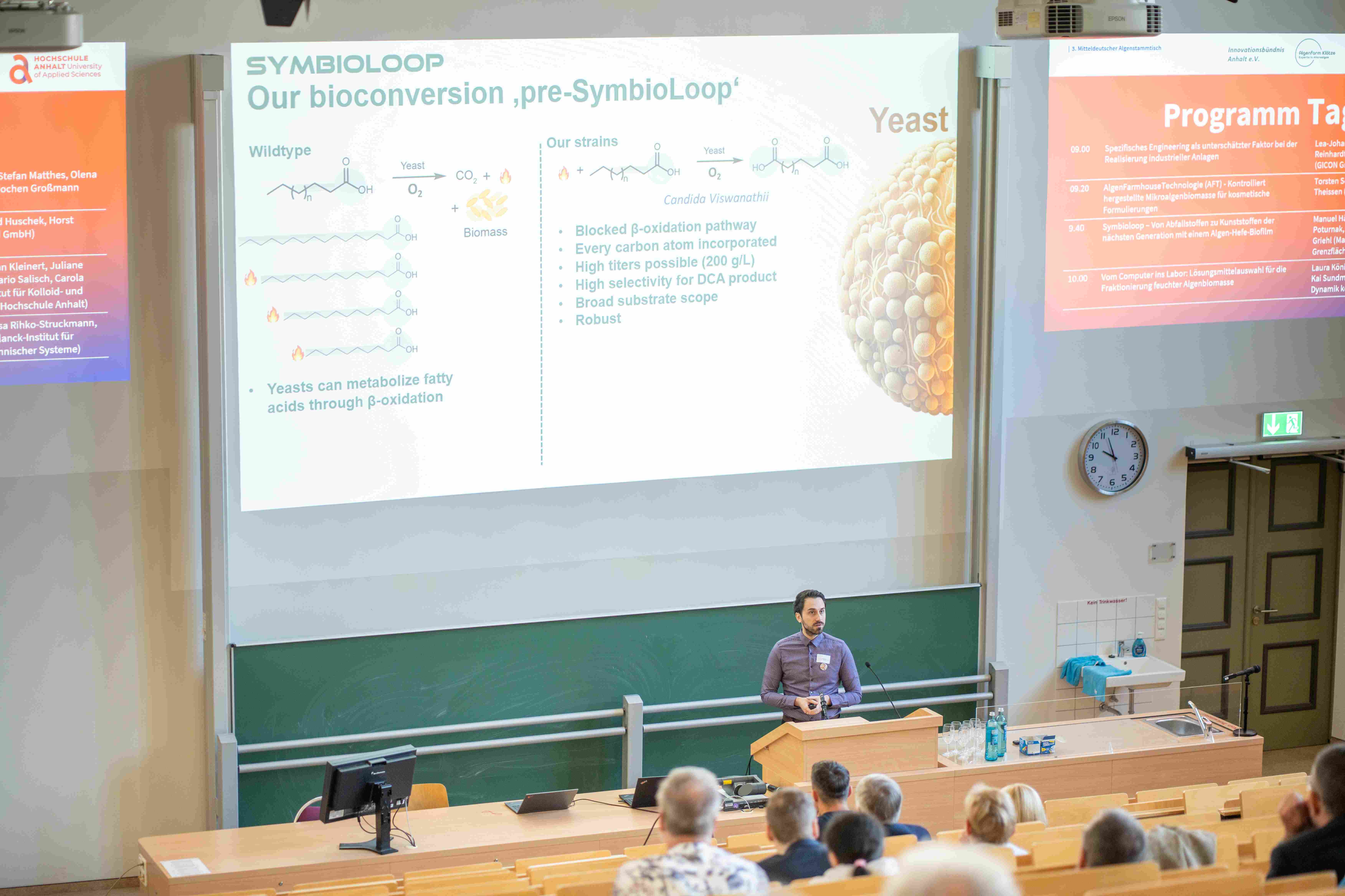 Foto zeigt Personen in einem Hörsaal während des Mitteldeutschen Algenstammtischs an der Hochschule Anhalt