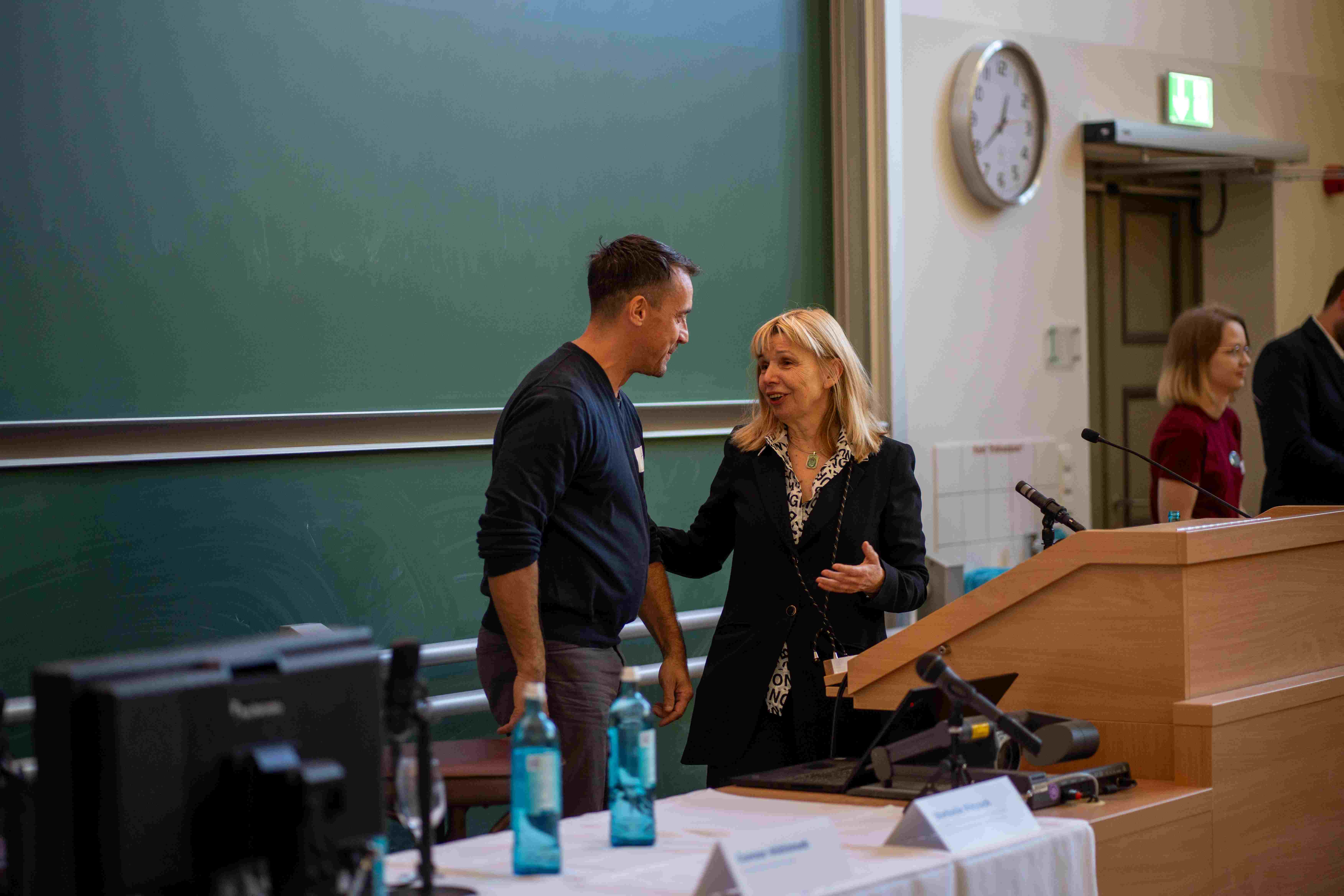Foto mit Personen im Gespräch zeigt Prof. Carola Griehl von der Hochschule Anhalt und Jörg Ullmann, Geschäftsführer der Algenfarm Klötze GmbH & Co. KG