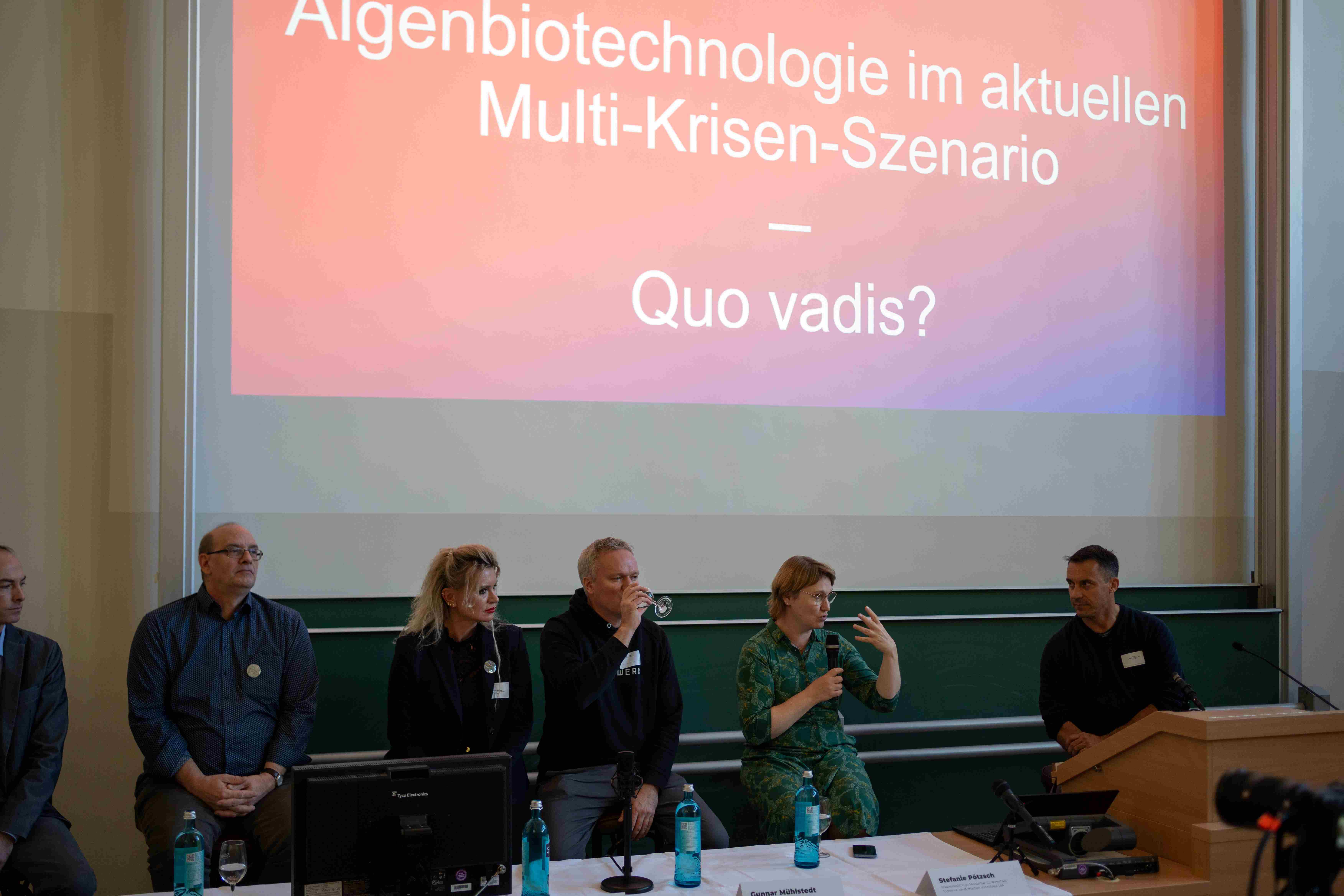 Foto zeigt Personen bei der Podiumsdiskussion des Mitteldeutschen Algenstammtischs an der Hochschule Anhalt