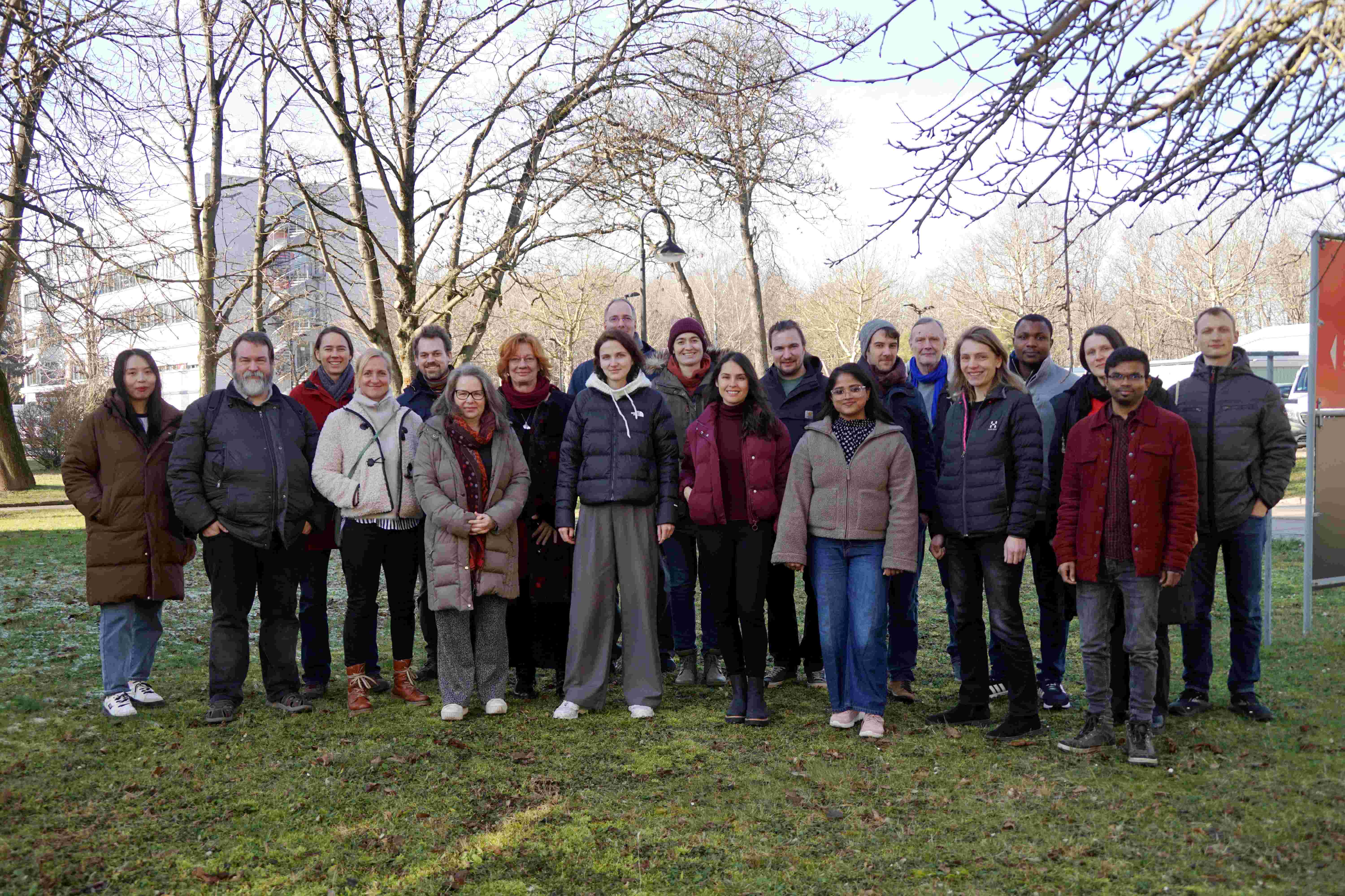 Foto zeigt Personengruppen auf dem Campus der Hochschule Anhalt mit Angehörigen des DFG Forschungsprojekt AgriRestore an der Hochschule Anhalt