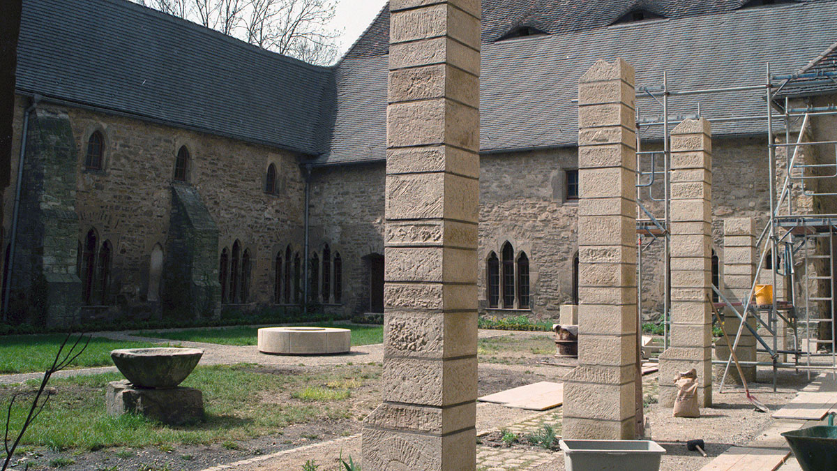 1995 Klostermauern im Innenhof