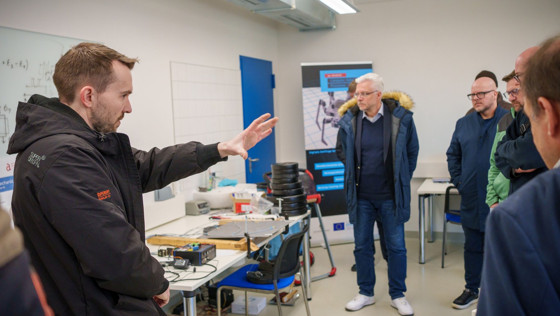 Prof. Goedeke erklärt den Teilnehmern des Rundgangs Technika. 