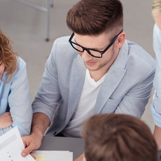 Betriebswirtschafts-Studierende diskutieren 