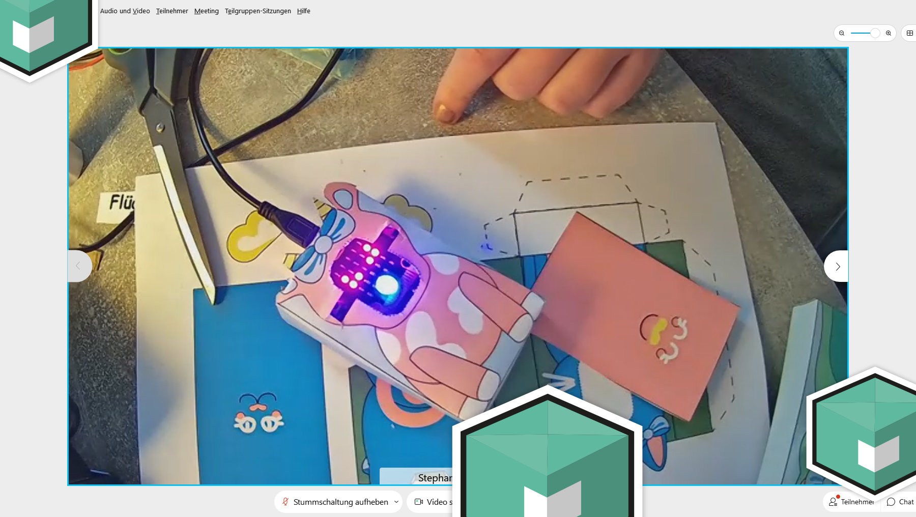 Screenshot-Foto aus der Vogelperspektive vom Online-Girls’Day mit dem Micro:bit und Bastelmaterial auf dem Tisch