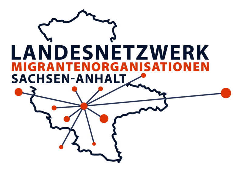Logo des Landesnetzwerks Migrantenorganisationen Sachsen-Anhalt mit einer Karte des Bundeslandes, auf der mehrere orange Punkte und Linien das vernetzte Zusammenwirken verschiedener Standorte symbolisieren.