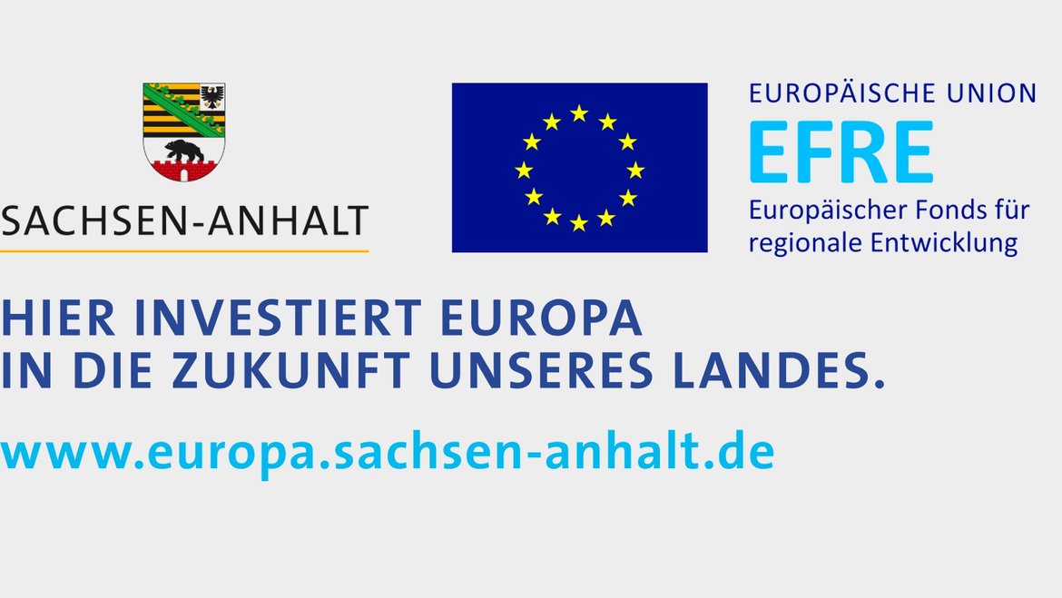 Diese Abbildung enthält das Logo sowie die Aufschrift:

„Hieran investiert Europa in die Zukunft unseres Landes, Sachsen-Anhalt. Mehr auf europea.sachsen-anhalt.de.” Das Logo zeigt auch die Flagge der Europäischen Union und die Hinweise auf den EFRE-Fonds.