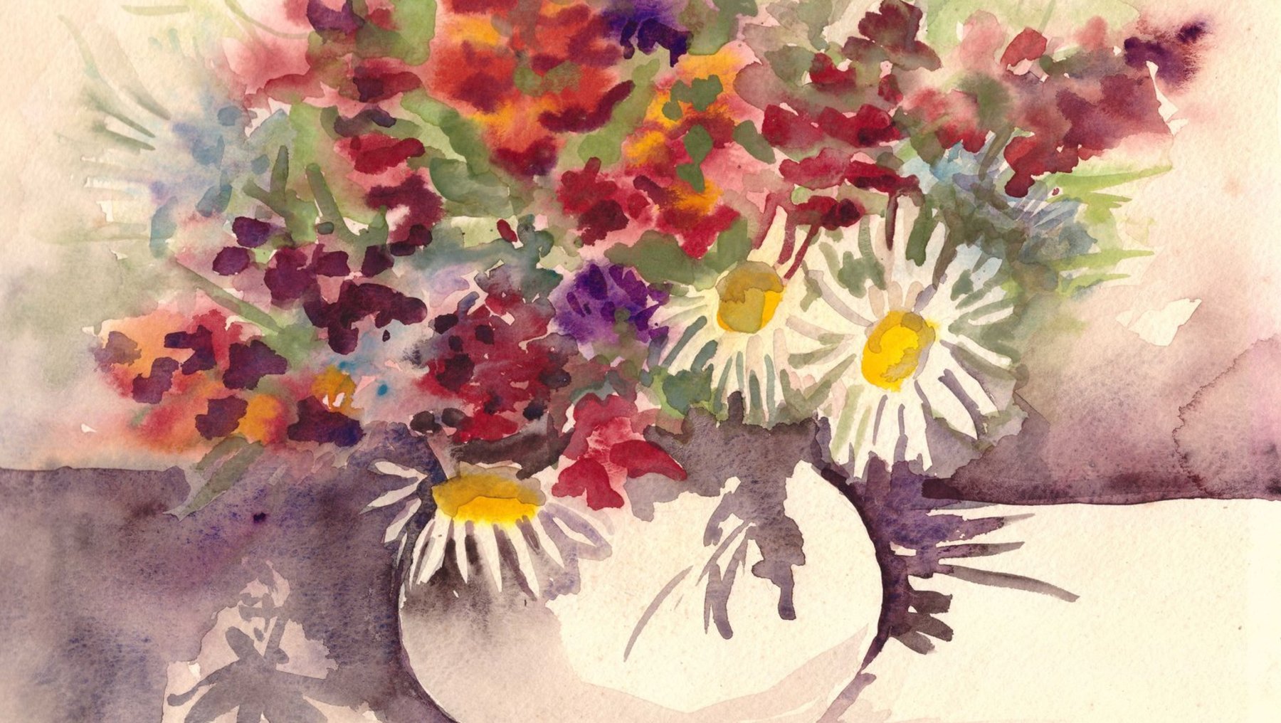 Wasserfarben-Aquarell mit üppiger Blumenkomposition in einer weißen Schale. Zwei große weiße Margeriten mit gelben Zentren und bunte, üppige Blüten in Rot-, Pink- und Violetttönen, umgeben von grünen Blättern.