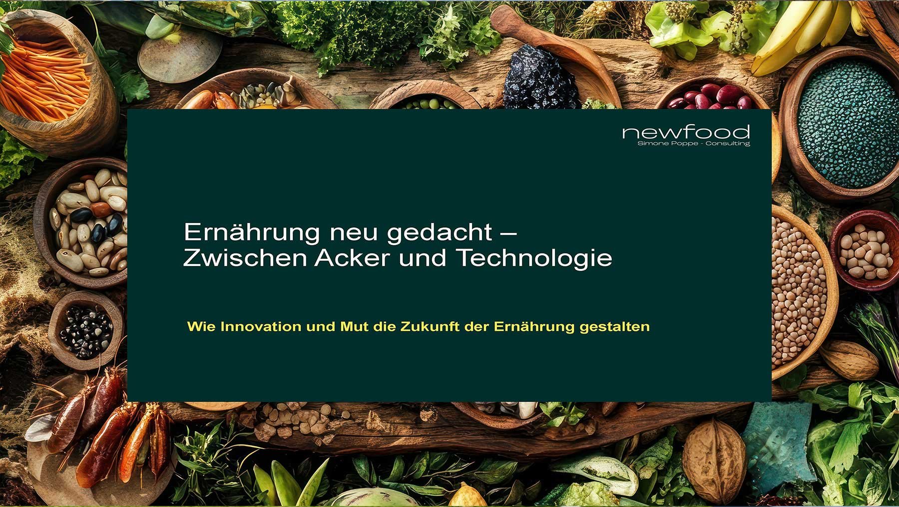 Bild mit verschiedenen Lebensmitteln wie Gemüse, Obst, Nüssen und Gewürzen im Hintergrund. Im Vordergrund steht der Text: „Ernährung neu gedacht – Zwischen Acker und Technologie“ sowie „Wie Innovation und Mut die Zukunft der Ernährung gestalten“.