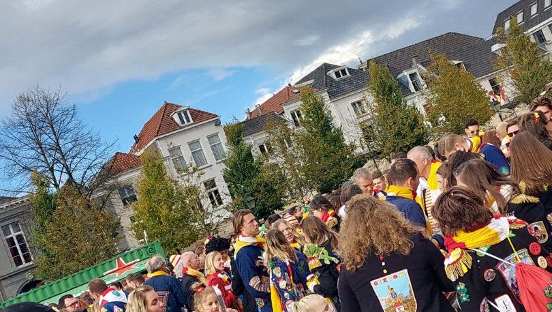 Große Menschenmenge bei einem Fest 