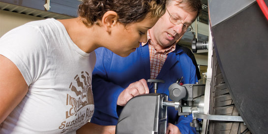 Studierende im Praktikum Fahrzeugtechnik