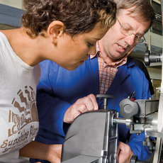 Studierende im Praktikum Fahrzeugtechnik