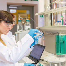 Studentin nimmt Proben im Labor 