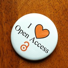 Weiße Knopf mit der Aufschrift „I ❤️ Open Access“ und dem orangefarbenen Herz sowie dem Open-Access-Symbol unten rechts.