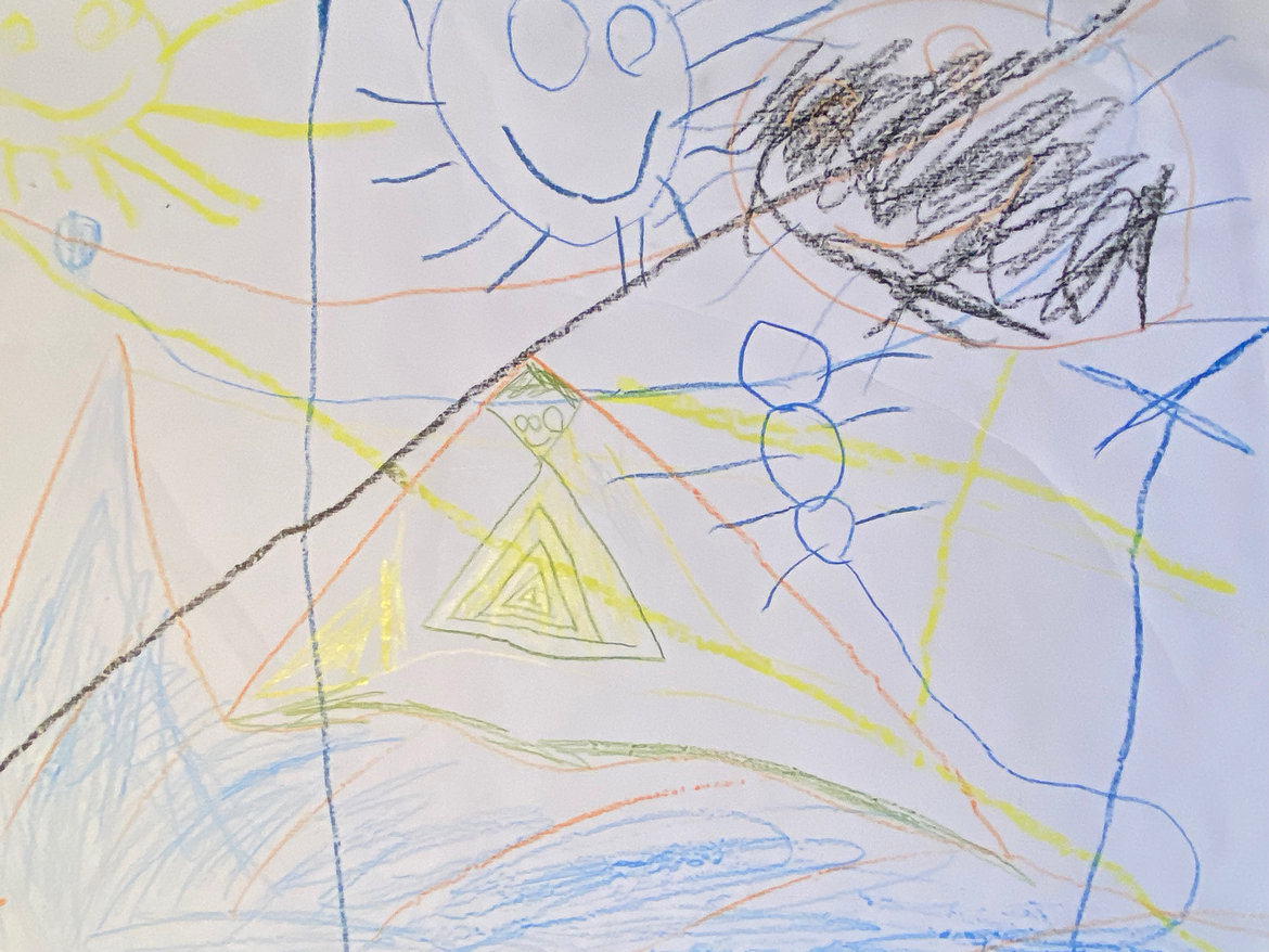Buntes Kinderbild mit einer Sonne oben links, einem lächelnden Gesicht mit Haaren oben rechts, einem gelben Dreieck in der Mitte sowie verschiedenen Linien und Formen in Blau, Grün und Orange, die eine kreative, fantasievolle Szene darstellen.