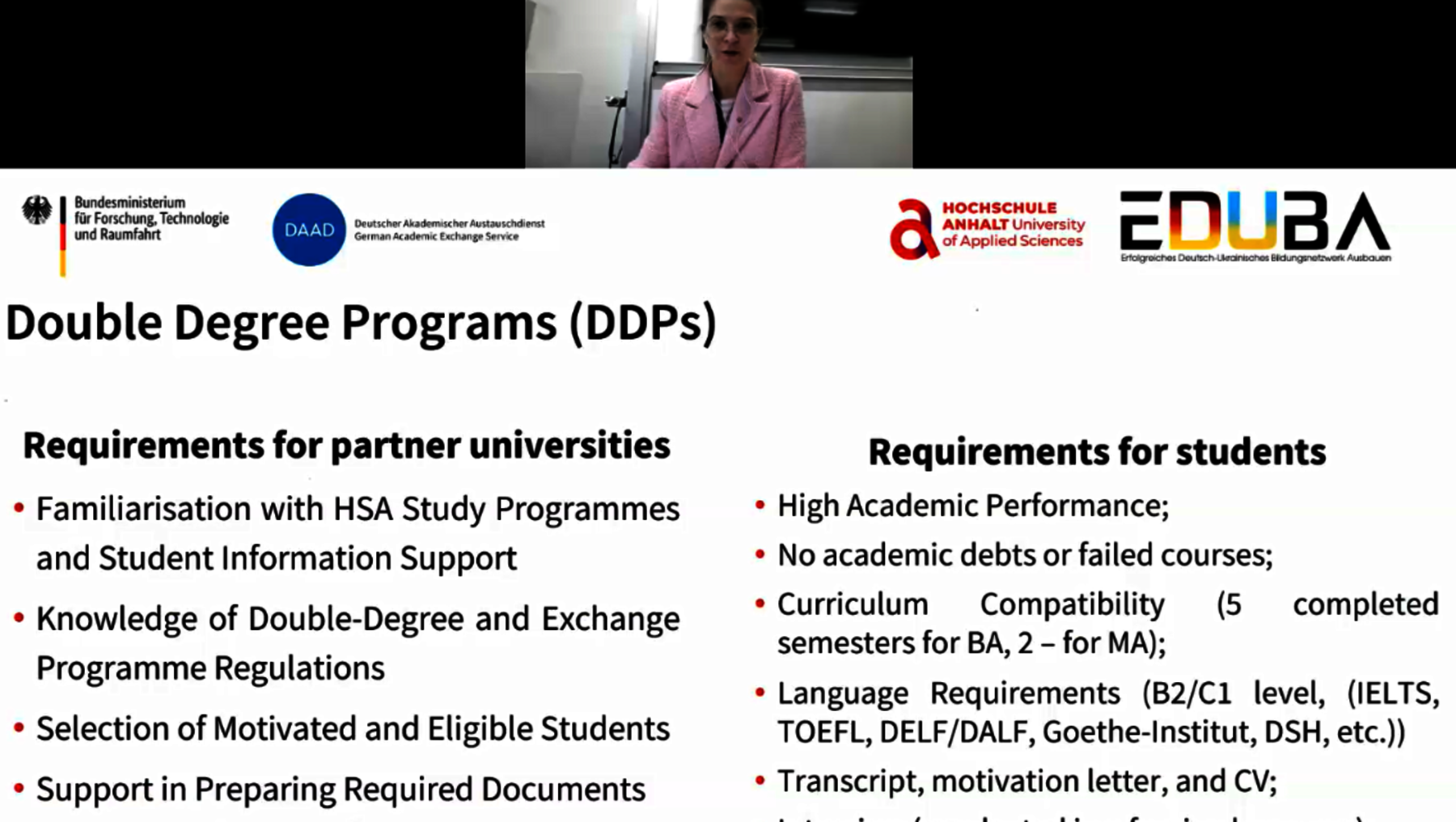 Präsentation zu Doppelabschlussprogrammen (DDPs) mit einer Person im Videocall. Links sind Anforderungen für Partneruniversitäten wie Vertrautheit mit HSA-Programmen und Unterstützung bei Bewerbungsdokumenten. Rechts sind Studentenanforderungen wie hohe akademische Leistung, Sprachkenntnisse auf B2/C1-Niveau und Nachweis der Finanzierung.