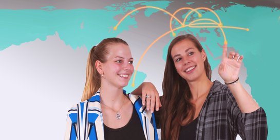Studierende zeichnen Orte auf der Weltkarte in die Luft