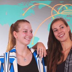 Studierende zeichnen Orte auf der Weltkarte in die Luft