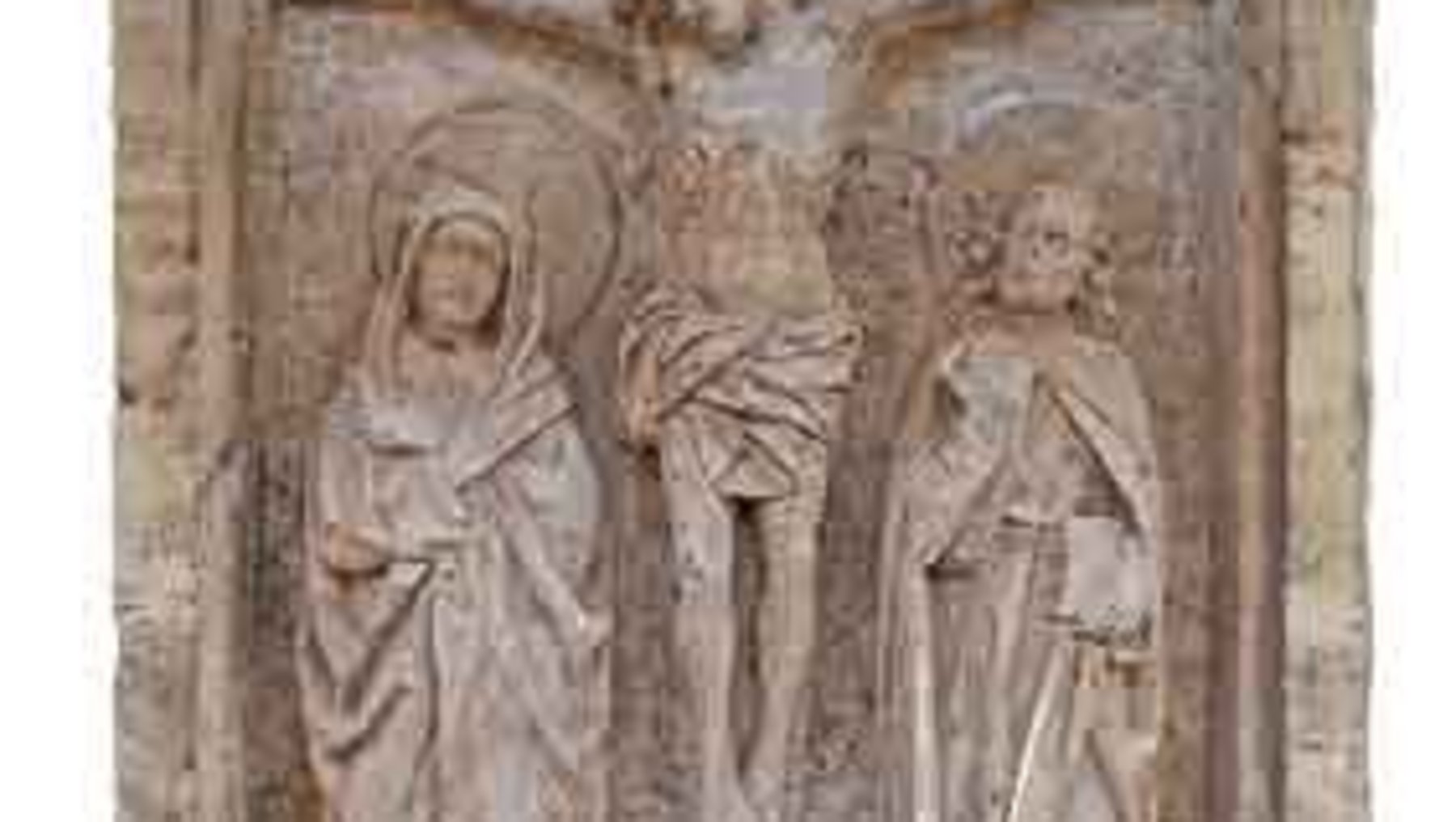 Reliefdarstellung von Jesus Christus am Kreuz in der Mitte, flankiert von zwei betenden Frauen in traditioneller Gewandung, eine links und eine rechts. Oben die Inschrift „INRI“.