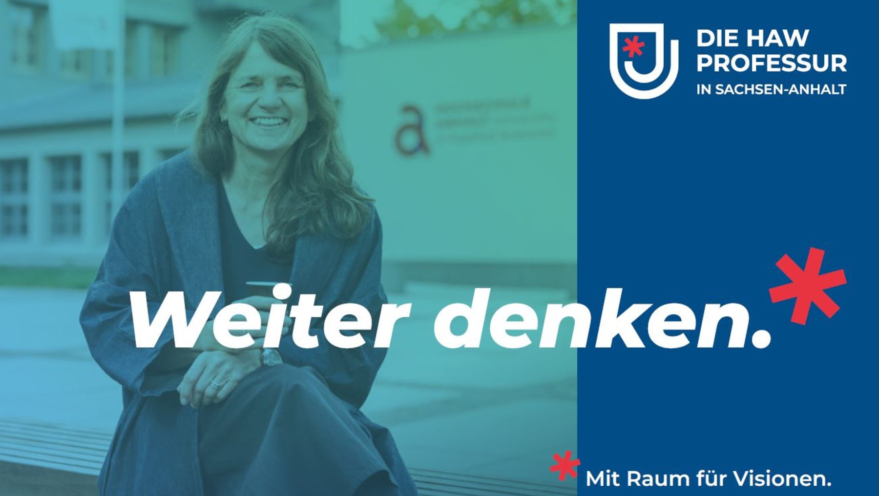 Eine lächelnde Person sitzt vor einem Gebäude der HAW Sachsen-Anhalt und wirkt nachdenklich. Der Slogan „Weiter denken.“ steht im Vordergrund, begleitet vom Untertitel „Mit Raum für Visionen.“