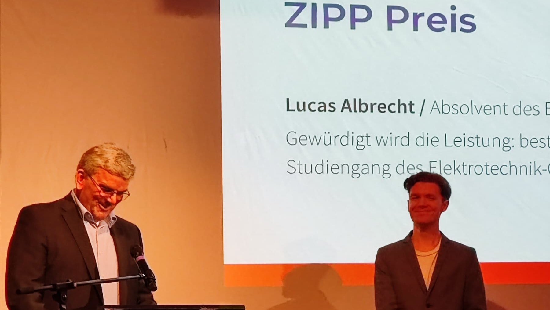 Preisträger Lucas Albrecht und Laudator Prof. Schnöll auf der Bühne zur Preisverleihung