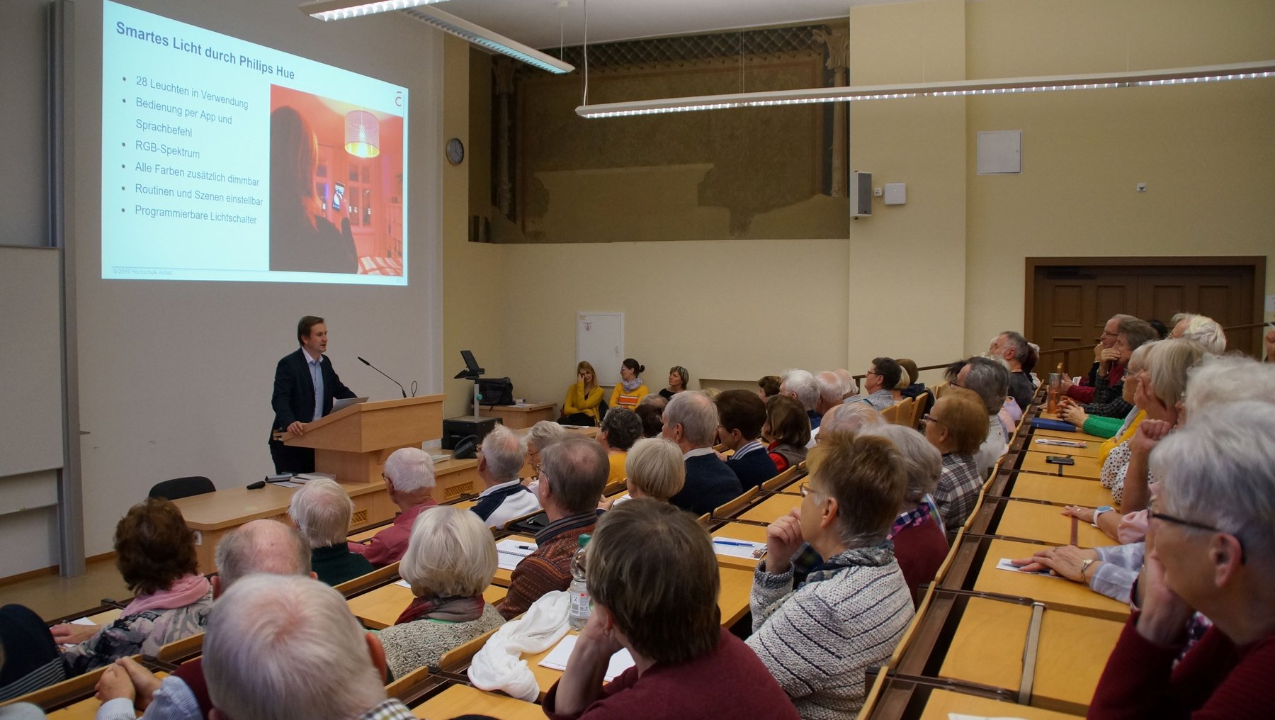 Viele Menschen im Hörsaal