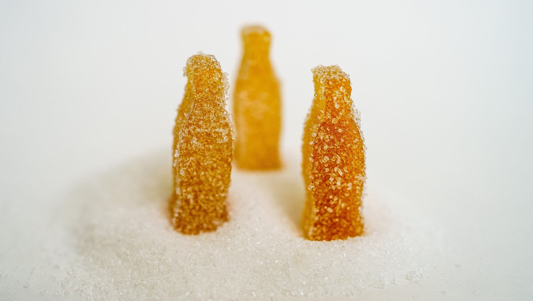 Flaschenförmige Gummibärchen mit viel Zucker