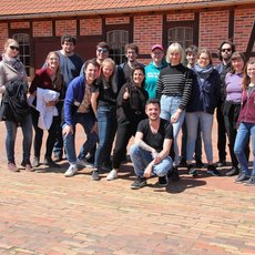 Gruppen-Selfie bei einer Exkursion in der Ziegelei Hundisburg