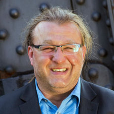 Porträtfoto von Prof. Dr. Tim Reuter