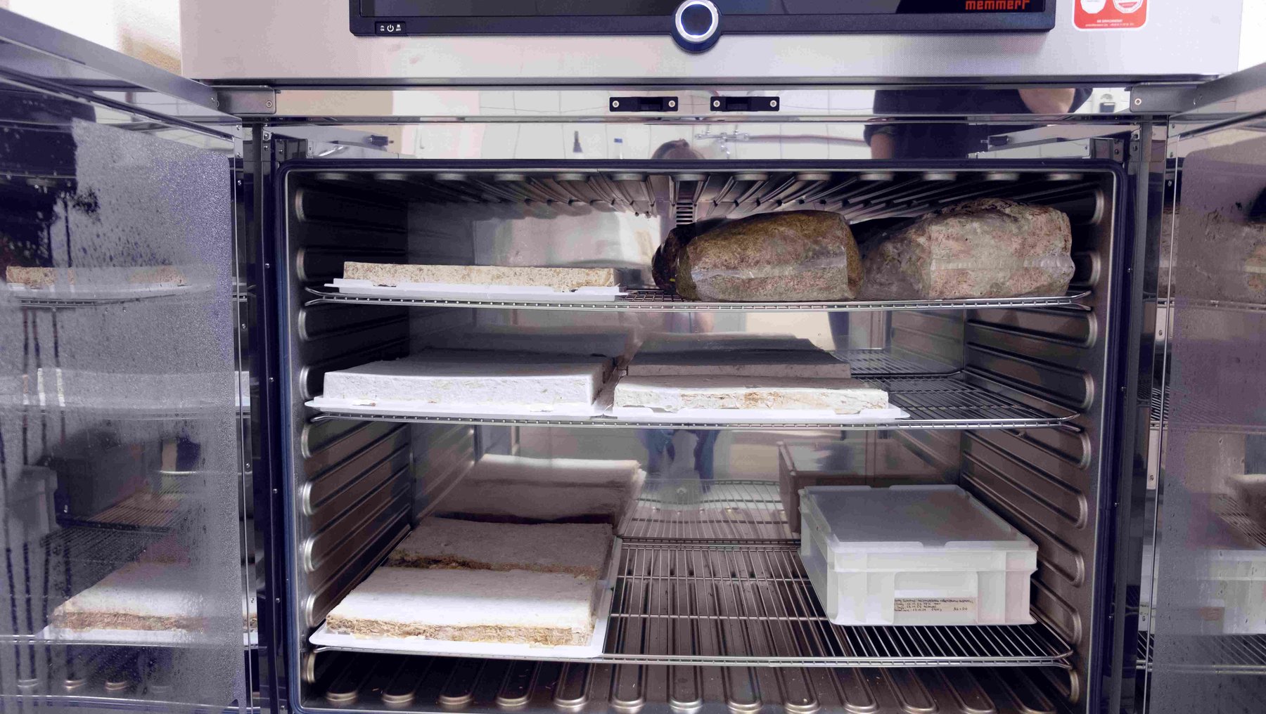 Foto mit technischem Gerät und Proben zeigt Klimaschrank für Pilzmyzelkomposit an der Hochschule Anhalt 