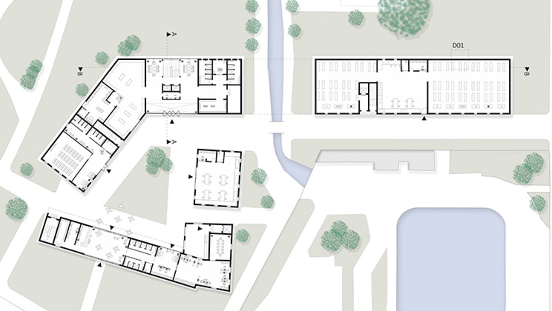 Grundrisszeichnung eines Gebäudekomplexes mit mehreren Gebäudeflügeln, die um einen Innenhof angeordnet sind. Jeder Flügel enthält mehrere Räume mit markierten Sanitäranlagen und Treppen. Grünflächen und Bäume umgeben die Gebäude.