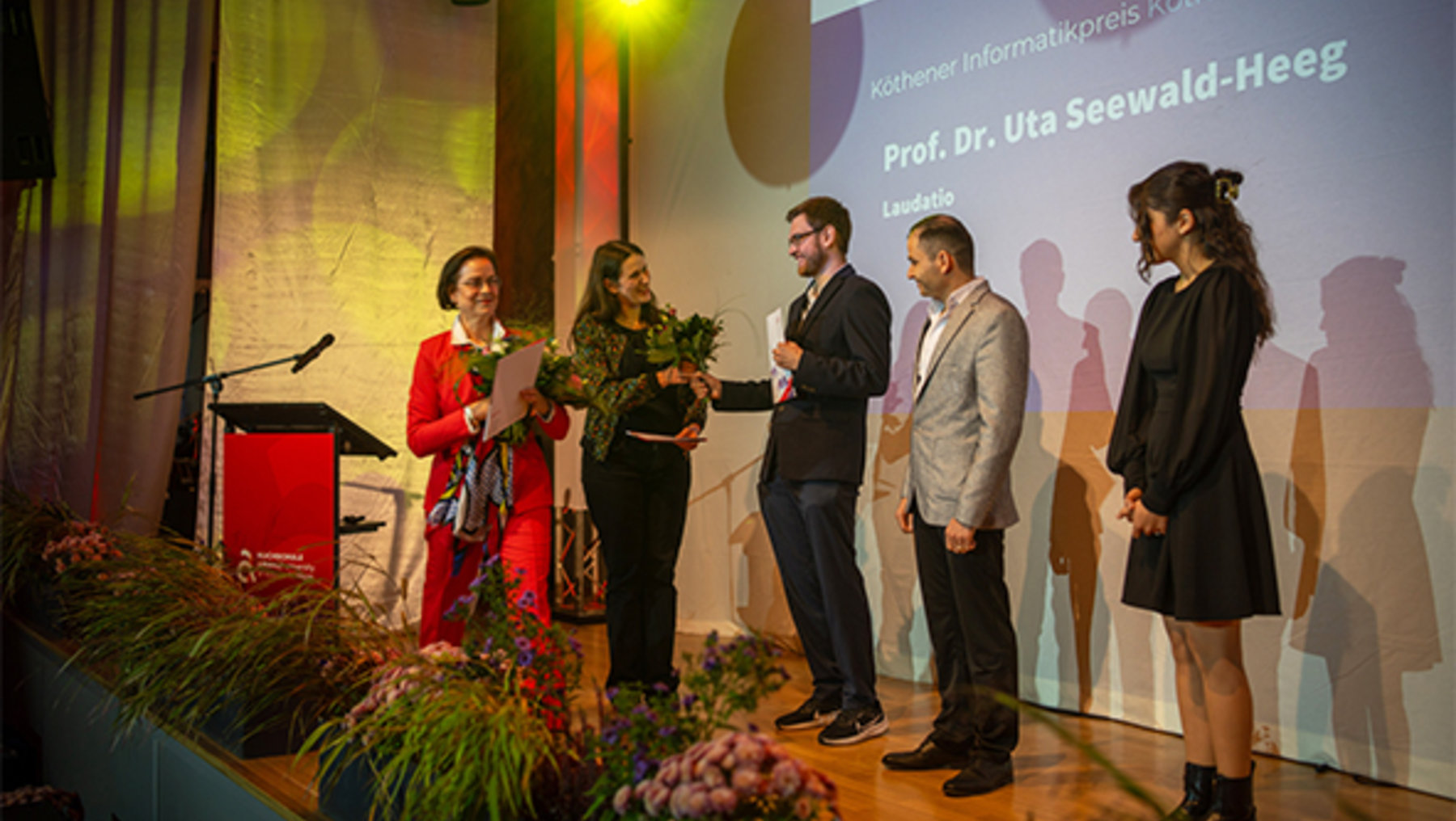 Professors Seewald-Heeg and Groß present the certificates to Maximilian Schuckert, Hashem Sarwari and Maryam Akbari
