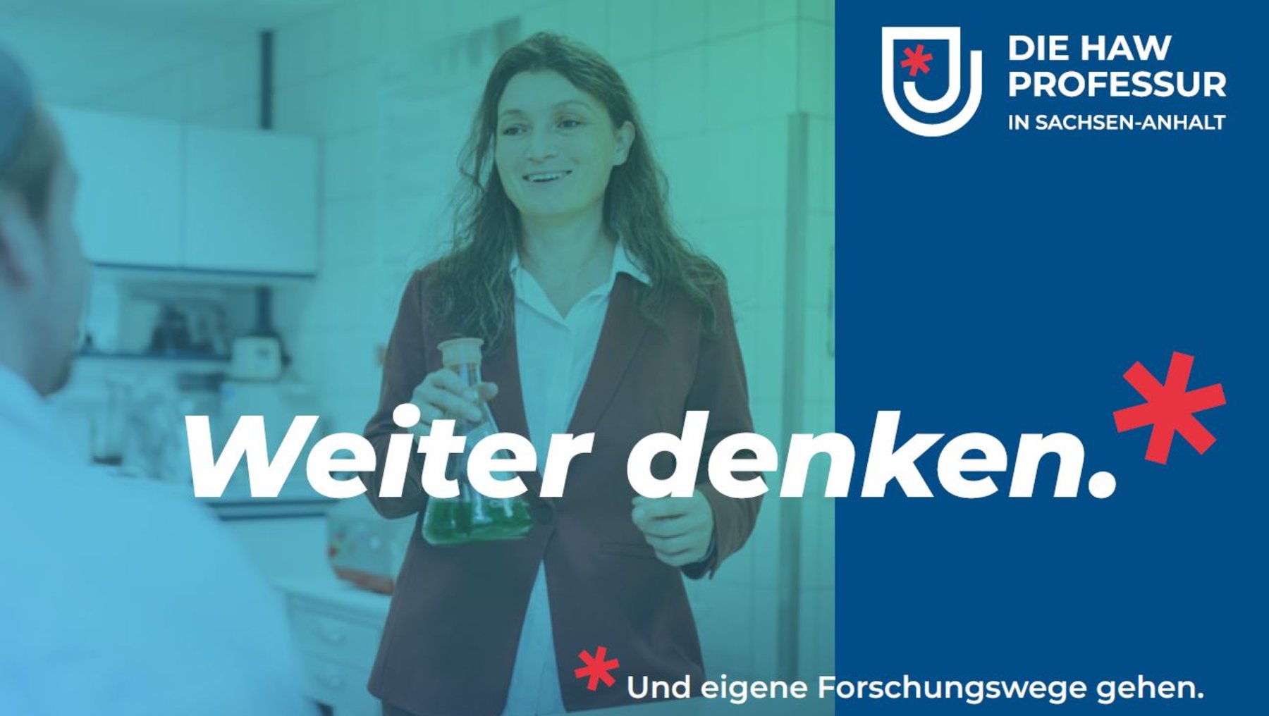 Eine lächelnde Person in Business-Kleidung hält ein Reagenzglas mit blauer Flüssigkeit und symbolisiert wissenschaftliche Forschung. Der Slogan lautet: *„Weiter denken. Und eigene Forschungswege gehen“* im Kontext der HAW-Professoren in Sachsen-Anhalt.