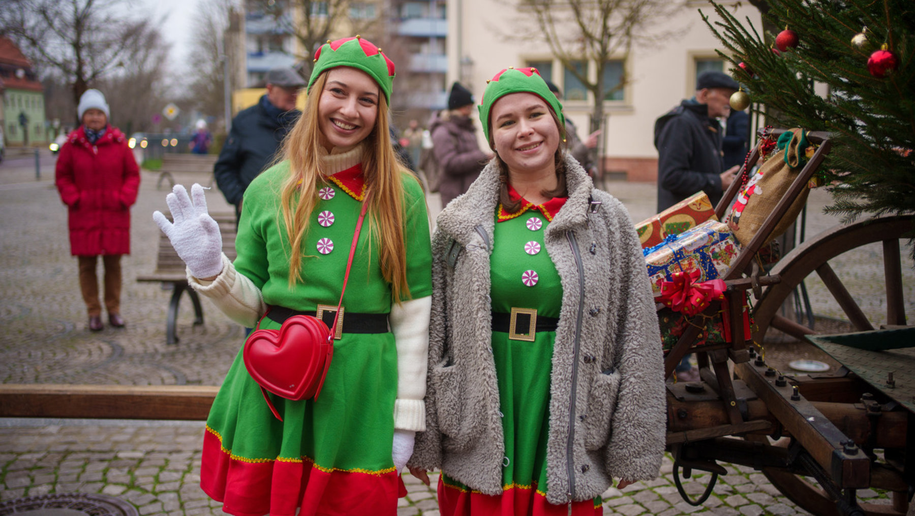 Zwei Studentinnen im Kostüm